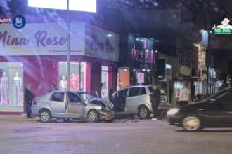 colisao-frontal-entre-dois-carros-no-centro-de-camaqua